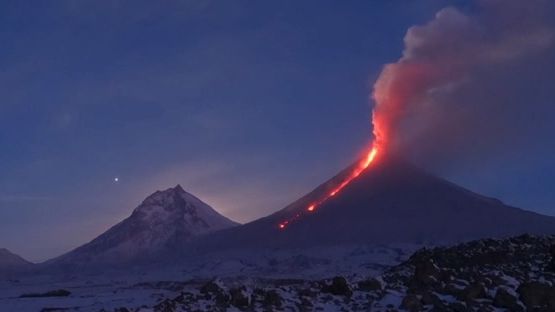 Video: Nejvyšší vulkán Eurasie soptí. Kouř stoupá stále výš